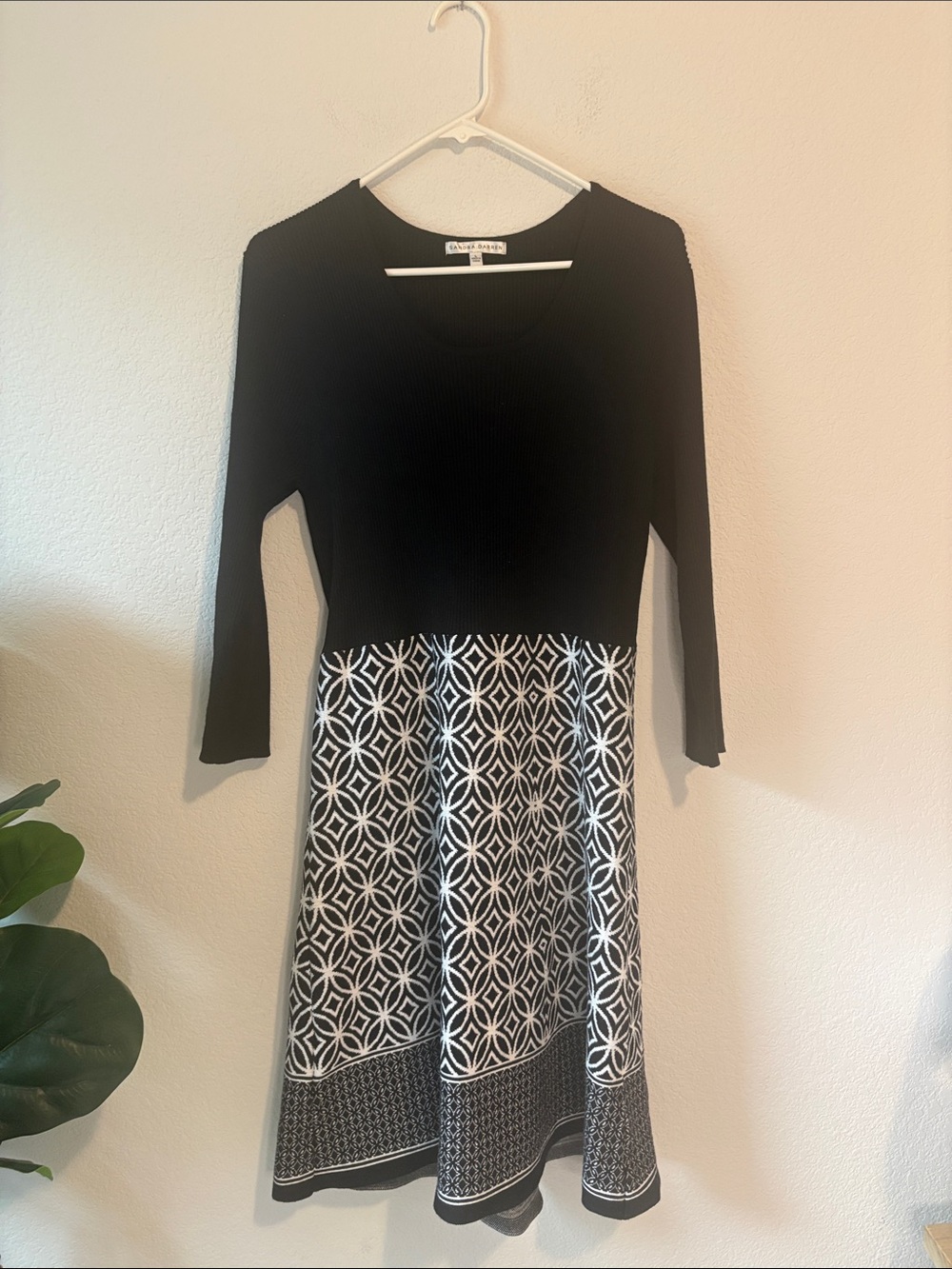 Sandra Darren Black & White Long Sleeve Patterned Knit Dress